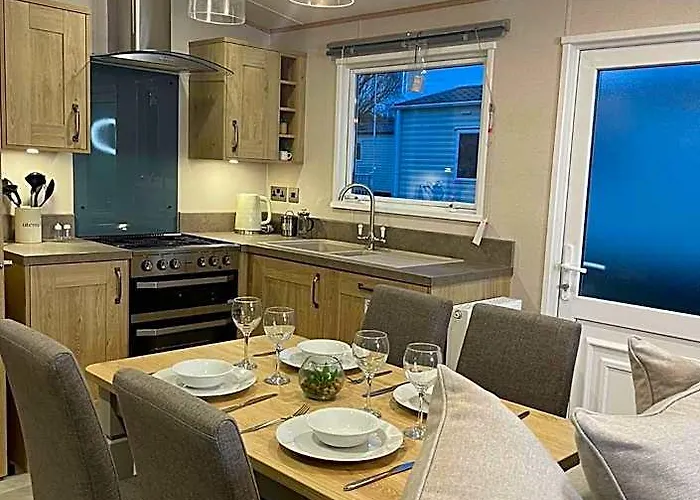 3 Bedroom - Luxury Family Home Near The Beach