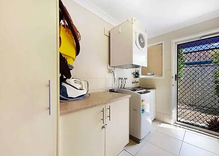 Spacious Holiday Unit On Canal At Banksia Beach