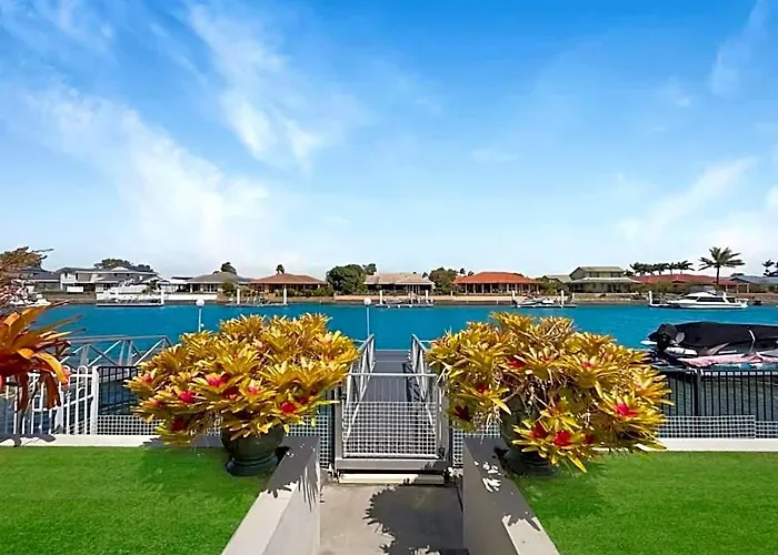 Spacious Holiday Unit On Canal At Banksia Beach