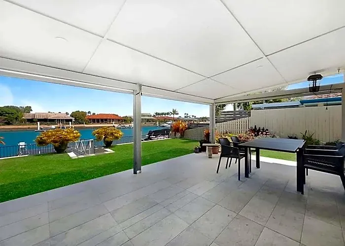 Spacious Holiday Unit On Canal At Banksia Beach
