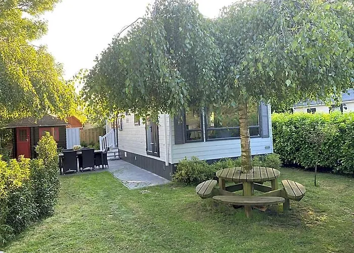 Mooi Chalet In Havenplaatsje Op Fietsafstand Van Het Strand Bij Ouddorp