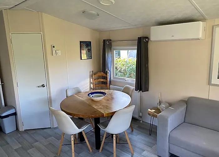Mooi Chalet In Havenplaatsje Op Fietsafstand Van Het Strand Bij Ouddorp
