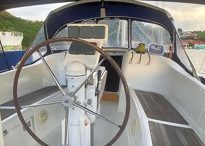 Le Voilier Dans La Baie Des Saintes