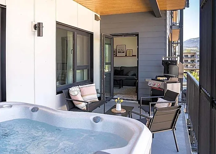 The Selkirk House By Revelstoke Vacations