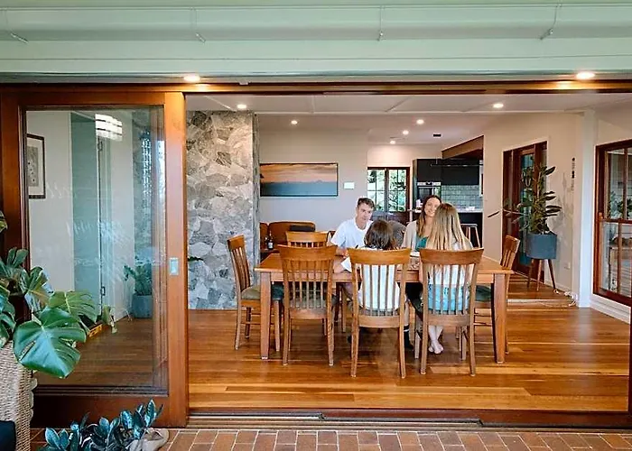 Executive Paradise High On Hill With Incredible Views, Firepit & Games Perfect For Groups Of Family And Friends