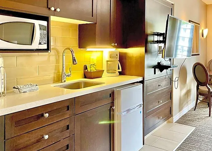 Hillside Haven: Carriage Club Resort Retreat