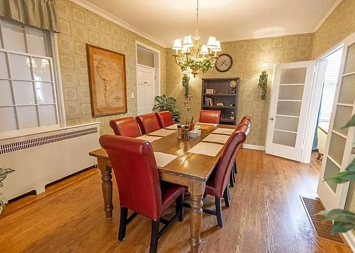 Cardinal Inn Boho Room