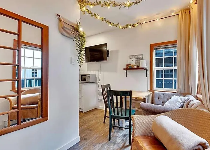 Grey Whale, Pet Friendly Studio At The Beach