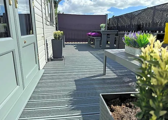 Pebble Boutique Lodge- Milford On Sea Note No Hot Tub At Lodge