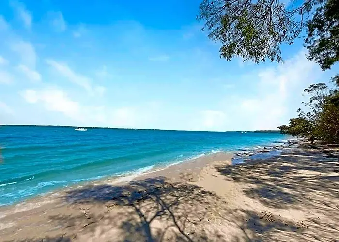 Spacious Holiday Unit On Canal At Banksia Beach