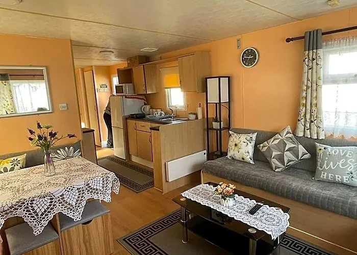 Bright Family Caravan With Deck & Bbq At Seawick Holiday Park, Clacton