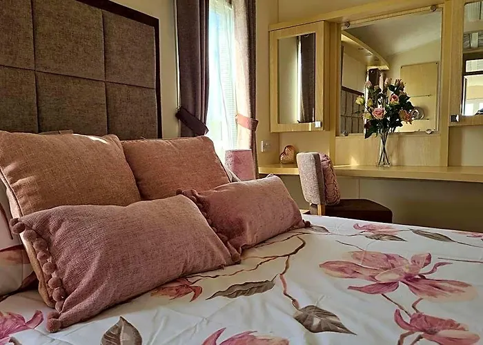 Beautiful 2 Bedroom Caravan, Holiday Park Tenby