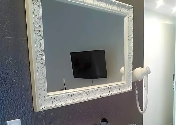 Jona Room Split