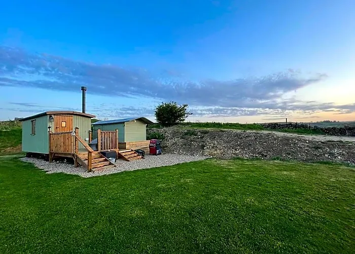 Oakley View Shepherds Hut With Hot Tub