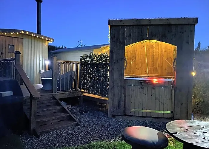 Oakley View Shepherds Hut With Hot Tub