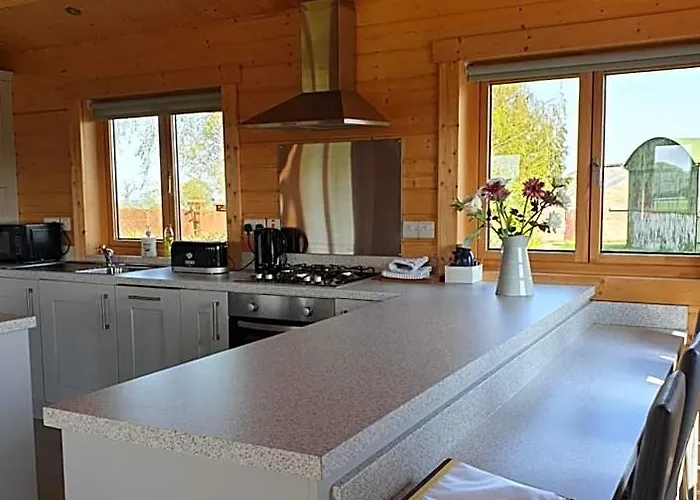 Ruth'S Retreat Shropshire Countryside Lodge With Private Hot Tub & Great Views