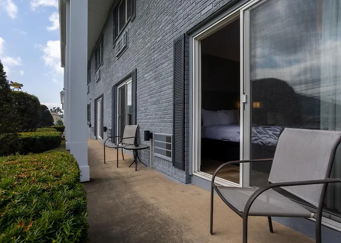 Colonial Brick Inn & Suites