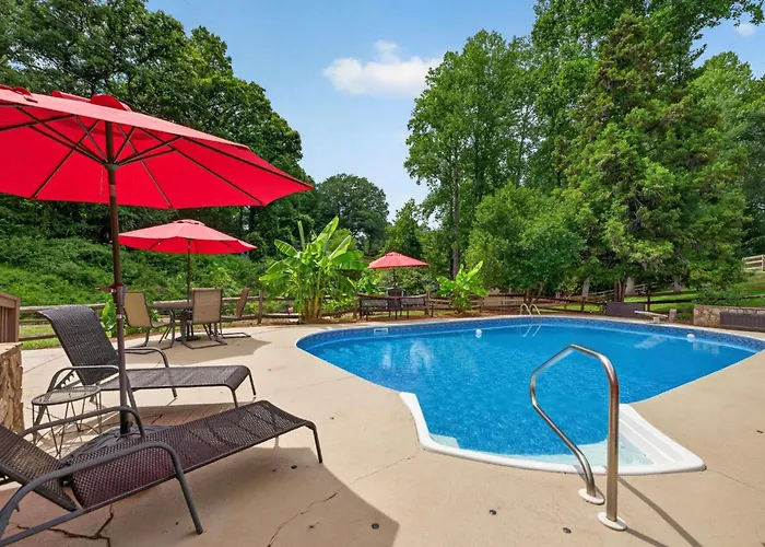 Hickory Hideaway: Pet-Friendly Haven W/ Fire Pit!