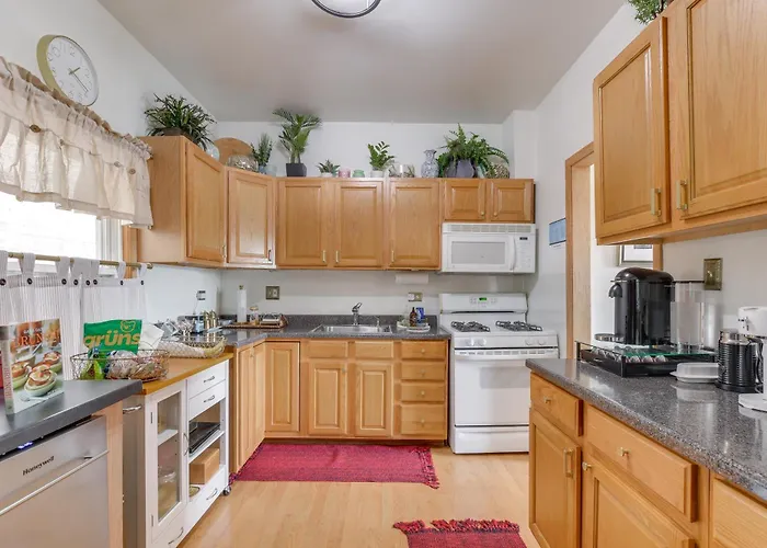 Pet Friendly: 8 Mi To Chicago - Fenced Backyard!
