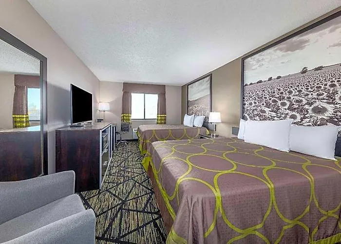 Super 8 By Wyndham Pratt