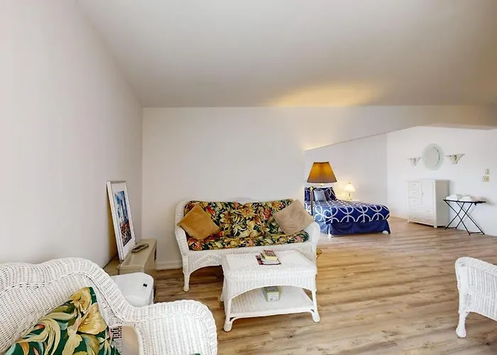Oceanfront, Dog-Friendly Condo With Boothbay Harbor Views & Prime Location