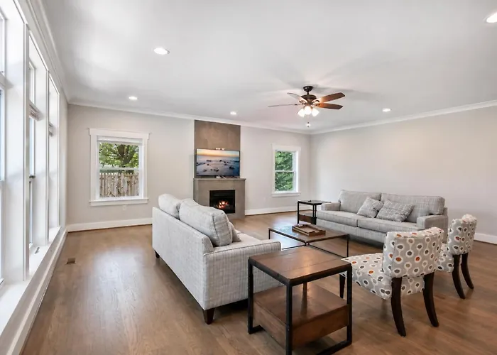 The Ultimate Luxury Home With Jacuzzi & Garage
