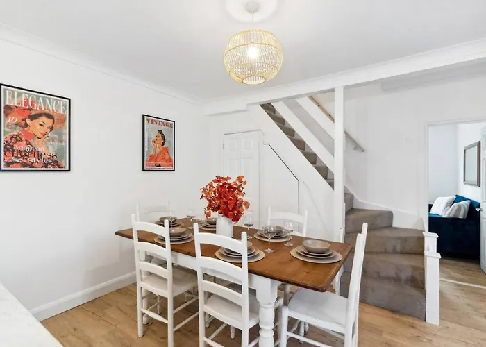 The Guildford Manor - Free Parking - 6 Beds