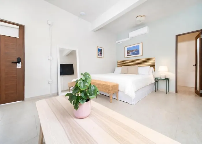 Room 16: Grand King Suite With Desk And Sofa Bed