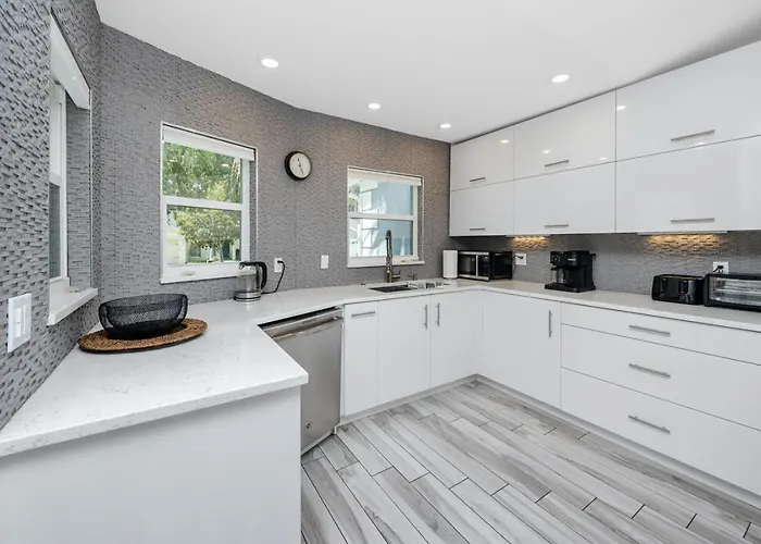 New! Palm Harbor Hideaway - Beautiful, Spacious 4Br Home With Amazing Pool