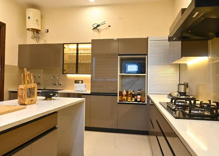 Sukuun Villa Airport Road #Luxury Pool Stay