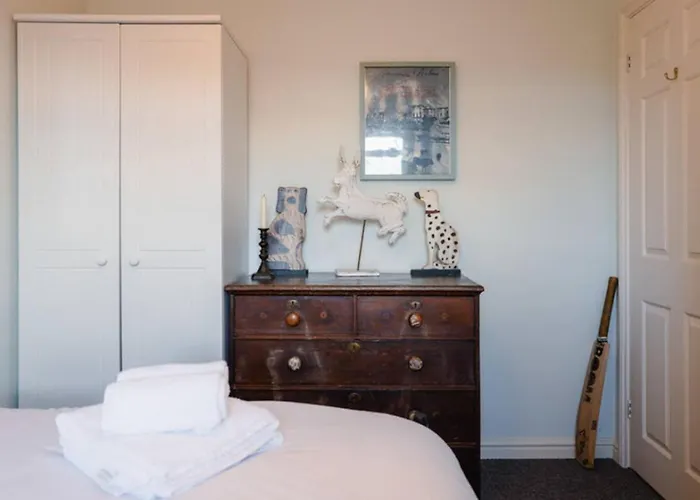 The Artist'S Abode By Sheppey Stays - Spacious 3Br Stay In Faversham - Central Location & Parking - Ideal For Families & Contractors