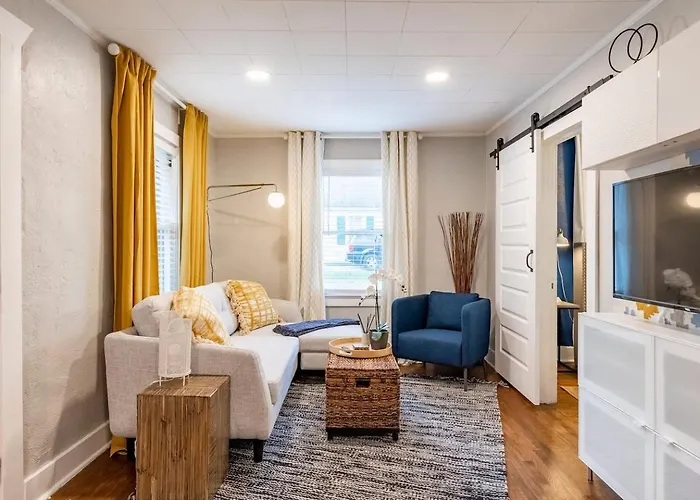 Cozy 1-Bed With Gated Backyard, Near Ku Med 22