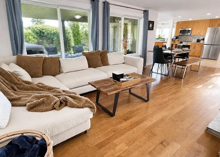 North Van Getaway With 3Br, Hot Tub And Huge Backyard