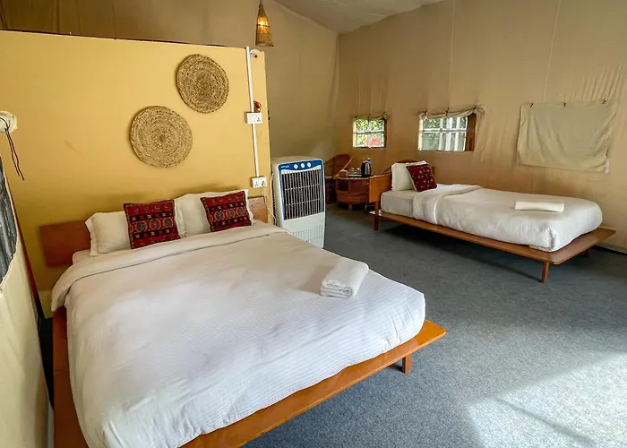 Hotel Tharu Garden