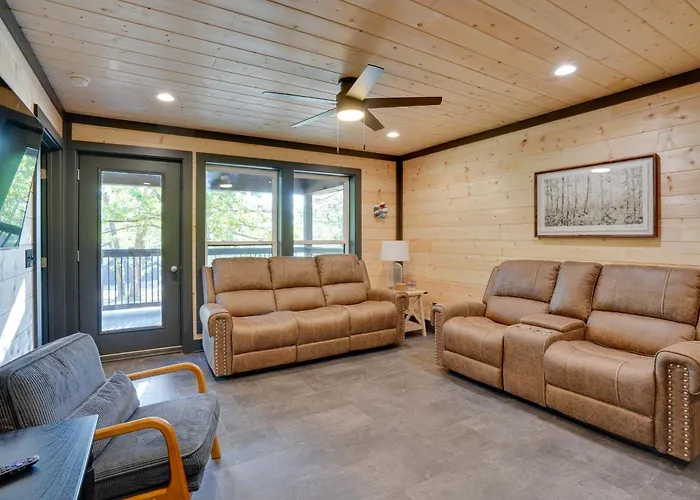 Walk To Kentucky Lake! Pet-Friendly Murray Duplex