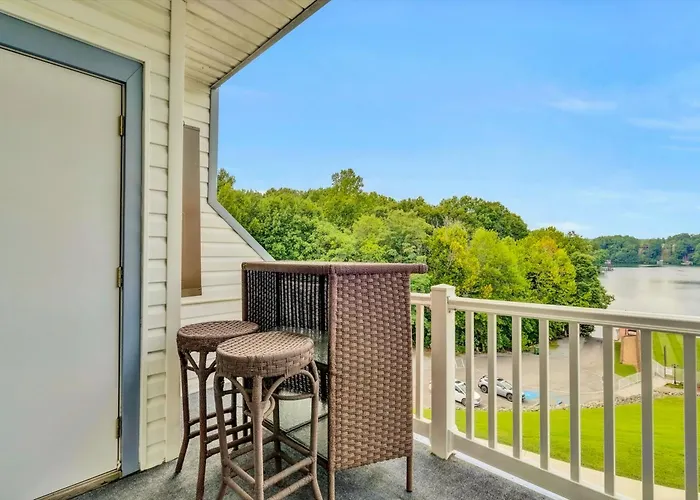 Sunset Landing - Waterfront Condo With Lake-View Deck, Tennis Court & Pool