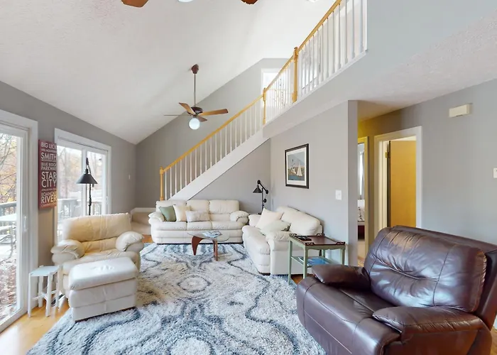 Lakeside Park - Spacious Pet Friendly House W/Hot Tub, Kayaks, Air Hockey, Deck & Patio