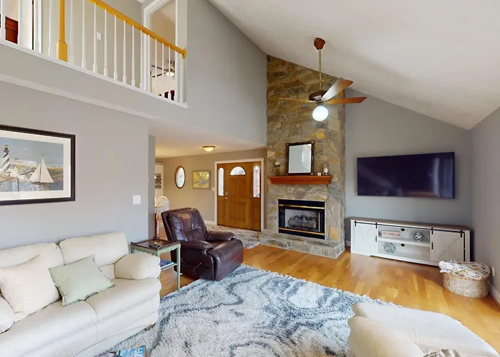 Lakeside Park - Spacious Pet Friendly House W/Hot Tub, Kayaks, Air Hockey, Deck & Patio
