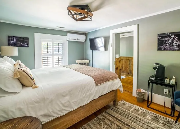 Hellbender Bed & Beverage