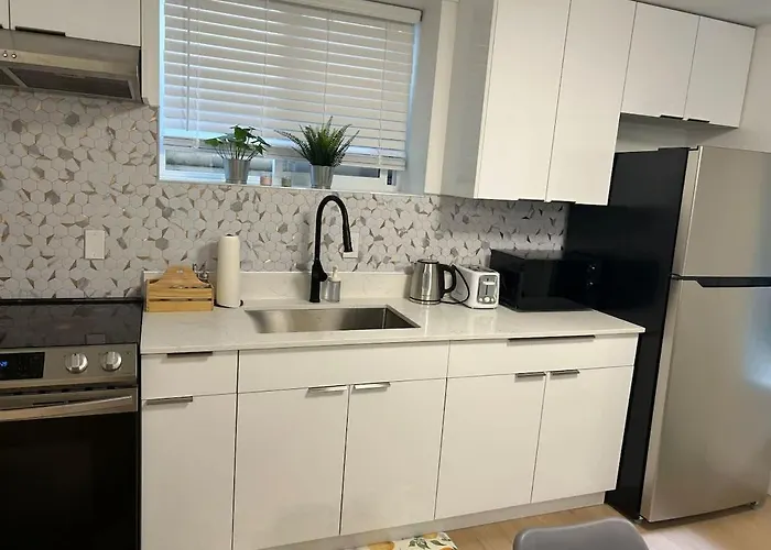 Modern & Cozy 2Br Suite Near Shops & Dining In Clayton Height