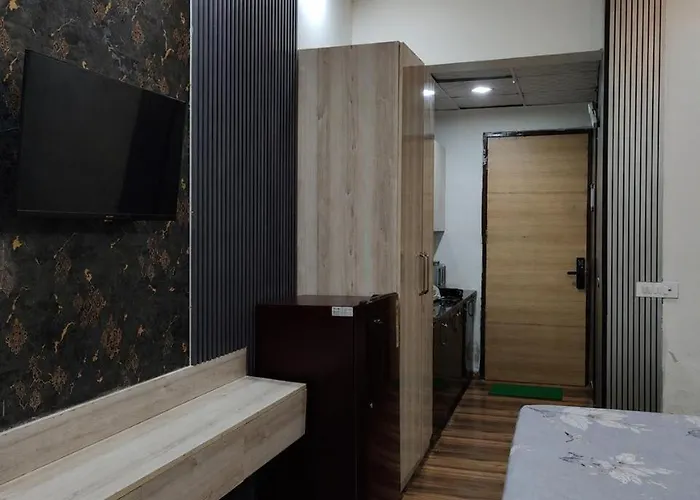 Arista Stay I Studio Apartment I Sec-4 Greater Noida I Gaur City Mall