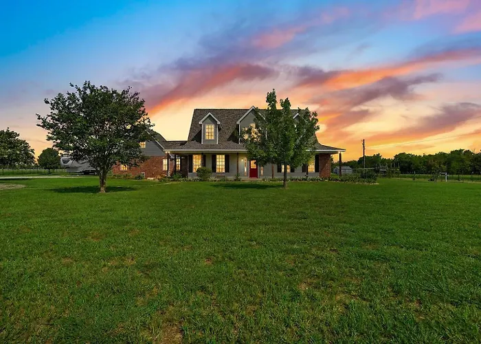 Large 5-Bedroom Farmhouse With Barn In Waxahachie Perfect For Families And Groups