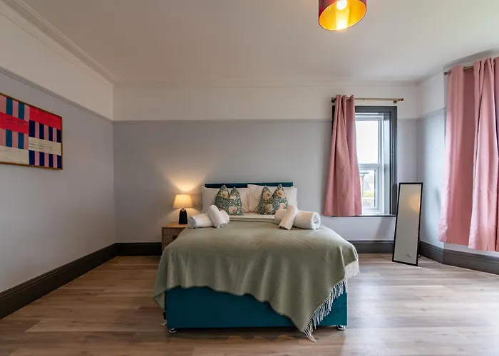 Huge Luxury 6-Bedroom House With Off-Road Parking, Pet-Friendly - Summer Special Offer! By Blue Puffin Stays