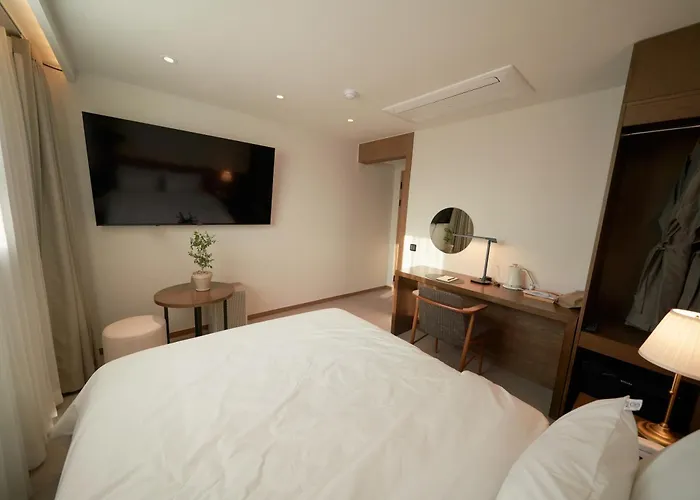 Wolyoung Hotel By Newcz