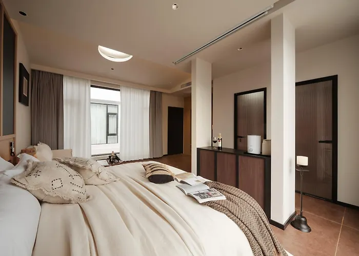 Mountain And Awakening Moon Mont Luna Designer Homestay Shangri La Dokham City Ancient Town Hotel,Provide High Speed Rail Station Pick Up Service