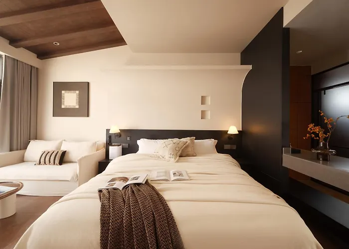 Mountain And Awakening Moon Mont Luna Designer Homestay Shangri La Dokham City Ancient Town Hotel,Provide High Speed Rail Station Pick Up Service