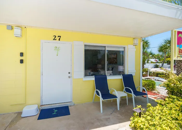 A Tropical Breeze Beach Club - Anna Maria Island