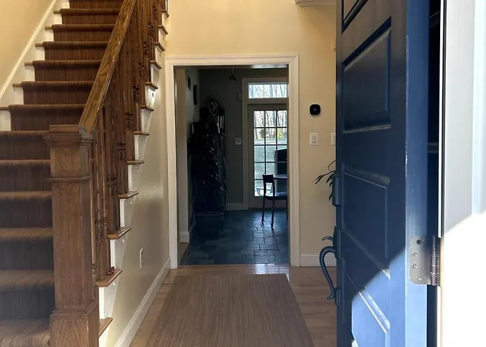 Country Escape On 3 Acres With Big Backyard, Wet Sauna, Projector