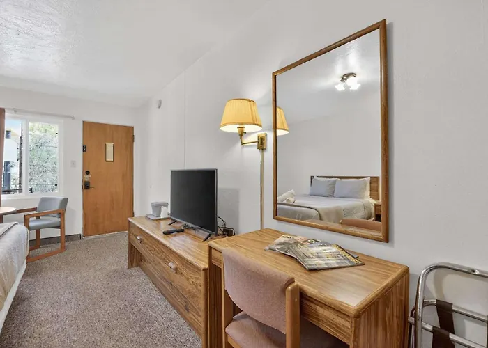 Eagle Motel Suite 108