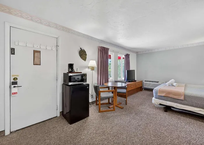 Eagle Motel Suite 100